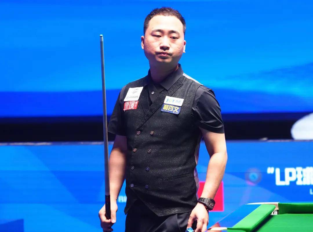 场球员压制 场球员压制